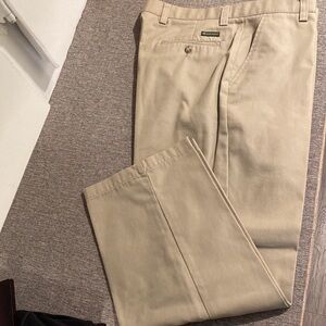 Dockers Khakis Relaxed Fit. Beige color. 100% cotton. Size W38 L29 New
